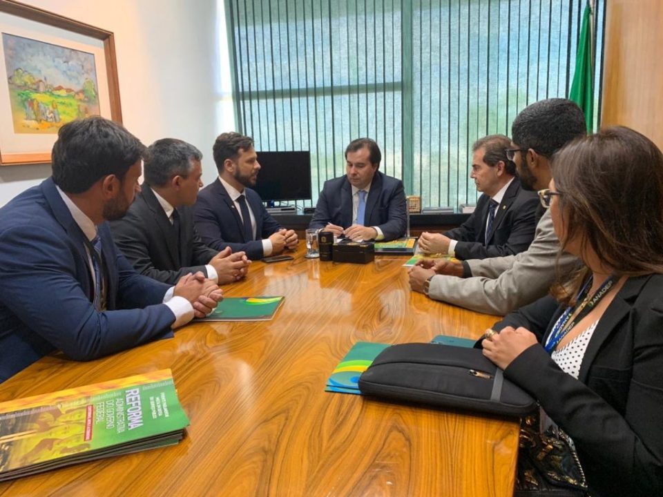 Frente Parlamentar em Defesa do Serviço Público se reúne com Rodrigo Maia